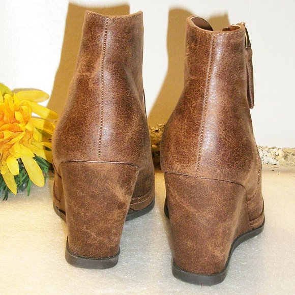 QUPID Sz 5.5 NEW Brown Distressed Look Faux Leather Booties 3 1/4 Wedge Side Zip - Picture 8 of 14